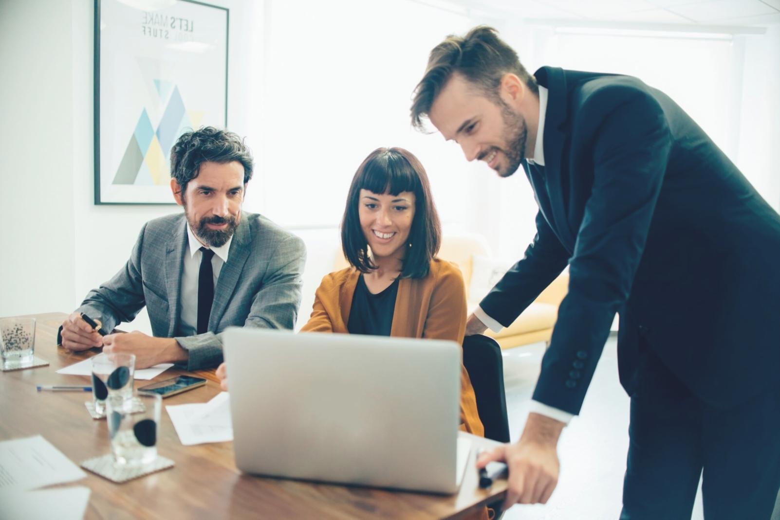 Espace de travail professionnel avec documentation financière organisée