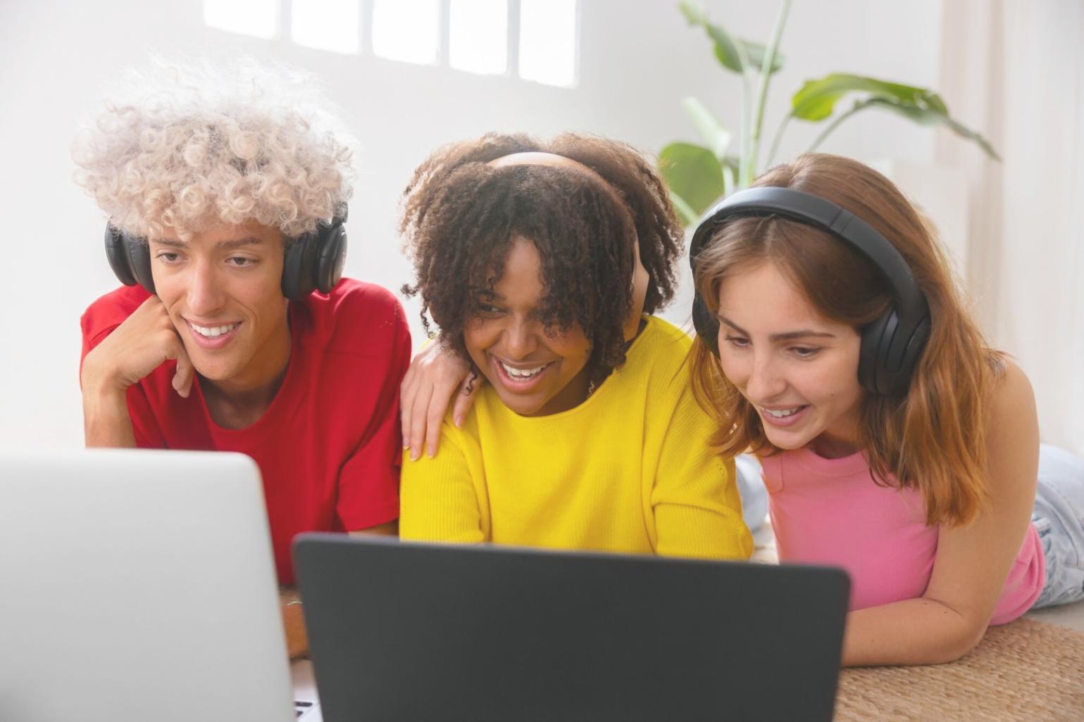 Analyse détaillée de données financières sur plusieurs écrans